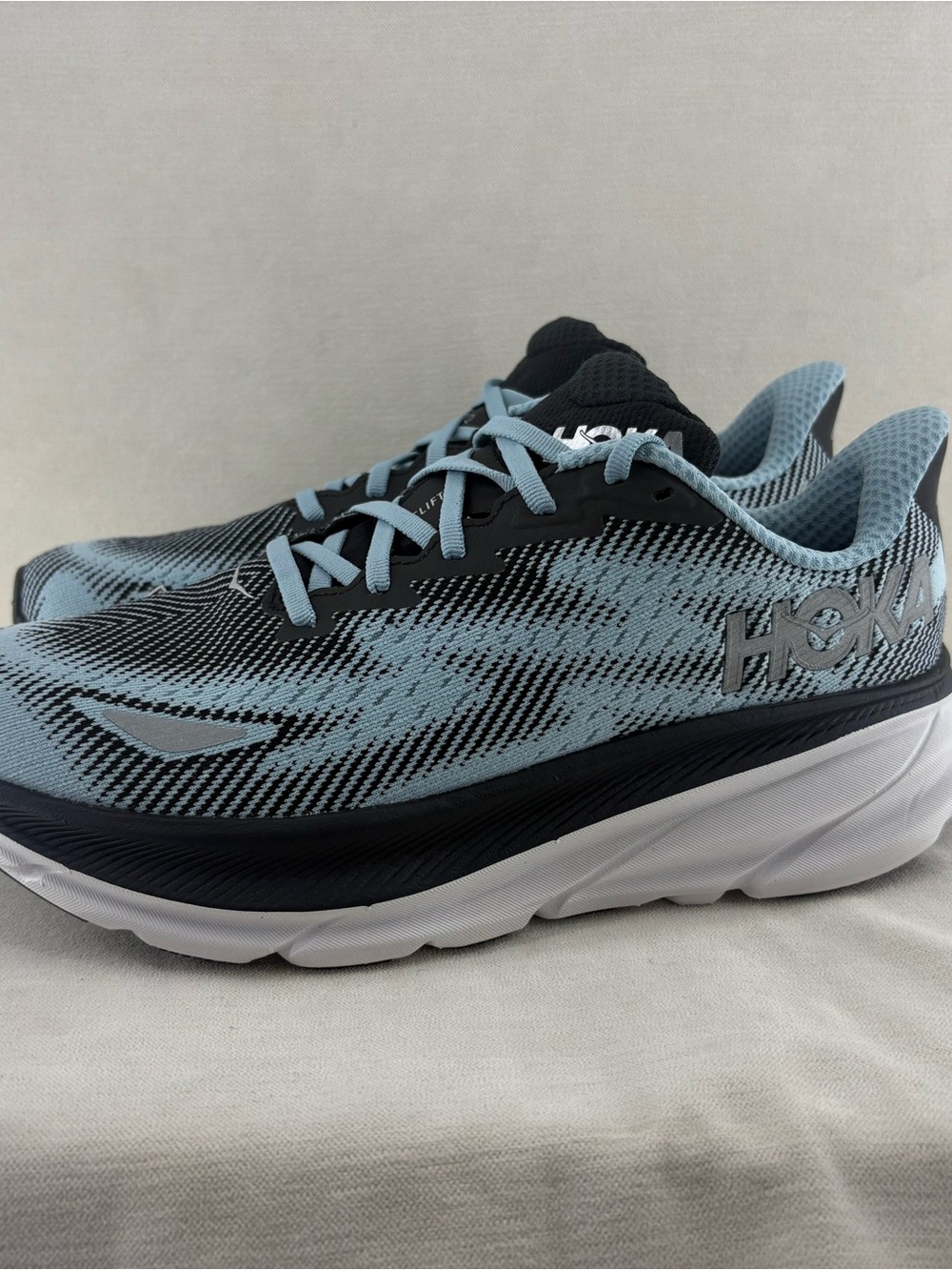 Hoka Clifton 9, Road Runner Shoes Light Blue /Black women size 10B / 42 2/3 NEW